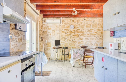 Cavignac House | Holiday Home 'Maison De Campagne Avec Jardin' with Private Terrace, Private Garden and Air Conditioning