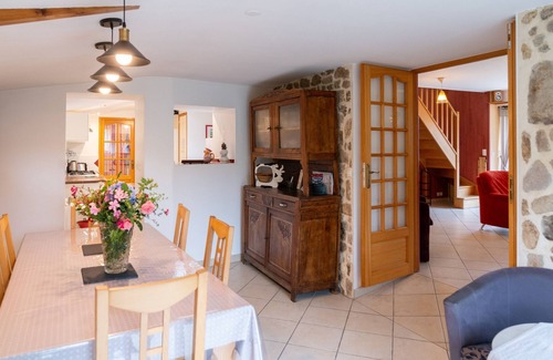 Belz House | Holiday Home 'Maison de Pays' with Private Garden and Wi-Fi