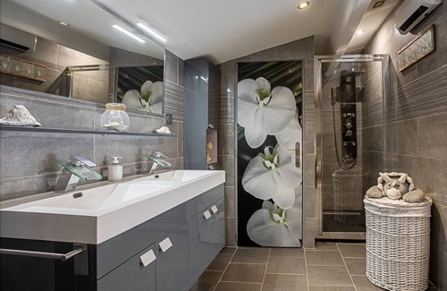 Carces House | Holiday Home 'Maison De Village Carcès' with Wi-Fi and Air Conditioning