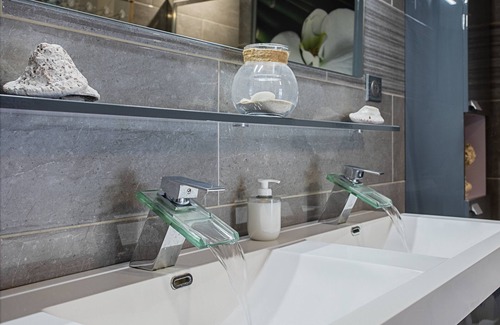 Carces House | Holiday Home 'Maison De Village Carcès' with Wi-Fi and Air Conditioning