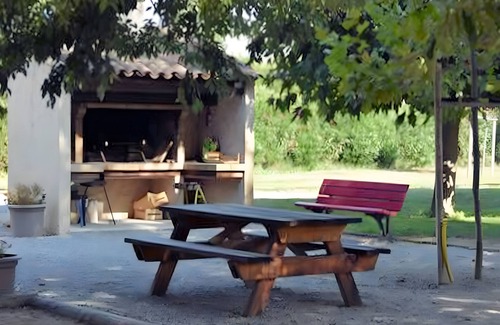 Raphele-les-Arles House | Holiday Home 'Maison De Vacances Fontenelle' with Shared Pool, Wi-Fi and Air Conditioning