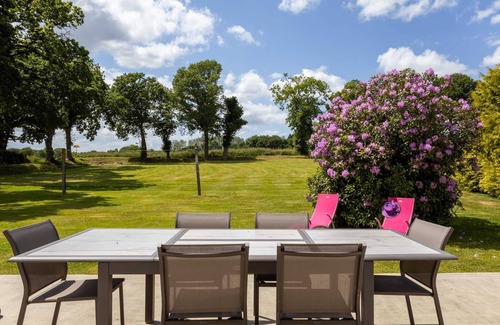Plouisy House | Holiday Home 'Maison Familiale' with Private Terrace, Private Garden and Wi-Fi