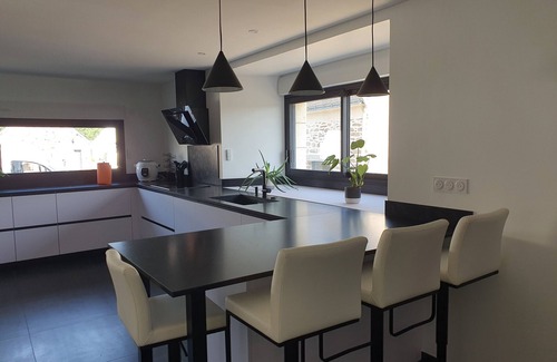 Branderion House | Holiday Home 'Maison De Campagne Proche De La Mer' with Private Pool, Private Terrace and Wi-Fi