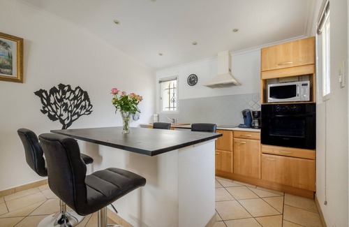 Tourrettes House | Holiday Home 'Maison Piscine Chauffe Jacuzzi' with Private Terrace, Private Garden and Wi-Fi