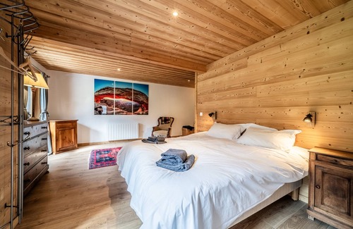 Vacheresse House | Holiday Home 'Maison Du Bûcheron' with Mountain View, Private Terrace and Wi-Fi
