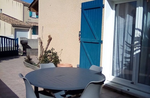 Gruissan House | Holiday Home 'Maison Gruissan Mateille' with Private Terrace and Wi-Fi