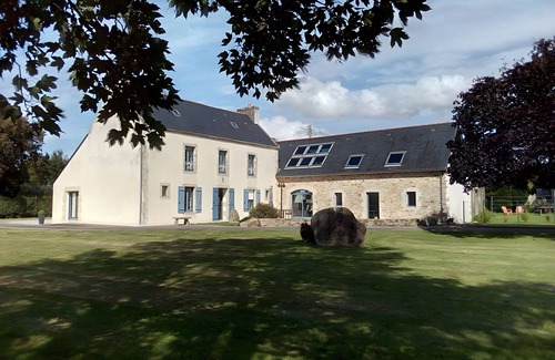 Mahalon House | Holiday Home 'Maison Indépendante' with Private Terrace, Private Garden and Wi-Fi