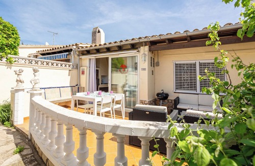 L'Escala House | Holiday Home 'Maison La Coquette' with Private Terrace, Wi-Fi and Air Conditioning