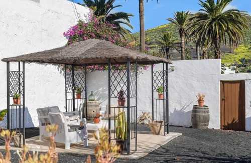 Haria House | Holiday Home ‘Maria Dolores’ with Mountain View, Wi-Fi, Garden & Terrace