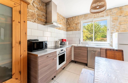 Monteux House | Holiday Home 'Monteux' with Shared Pool, Private Terrace and Wi-Fi