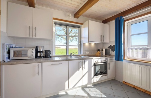 Fahretoft House | Holiday Home 'Möwe' with Private Terrace and Wi-Fi