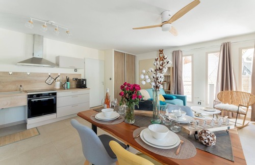 Orsan House | Holiday Home 'Namaste' with Private Terrace and jacuzzi