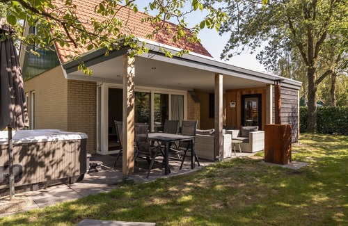 Diessen House | Holiday Home in Brabant with Hot Tub & Sauna