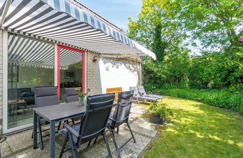 Sint Maartensvlotbrug House | Holiday Home near Dutch Beach with Pool