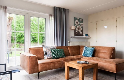 Eernewoude House | Holiday home on the water with sauna, outdoor spa and sloop