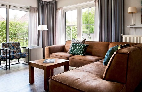 Eernewoude House | Holiday home on the water with sauna, outdoor spa and sloop