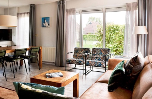 Eernewoude House | Holiday home on the water with sauna, outdoor spa and sloop