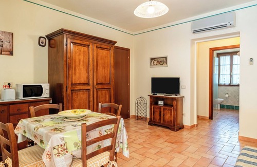 Montecarlo Other | Holiday Home 'Ortensia Verde' with Shared Pool, Wi-Fi and Air Conditioning