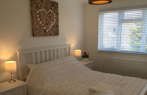 Rustington House | Holiday Home overlooking the sea with parking