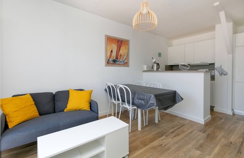 Le Croisic House | Holiday Home 'Petite Maison' with Private Terrace and Wi-Fi