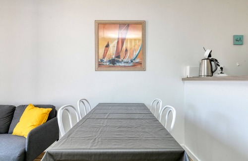 Le Croisic House | Holiday Home 'Petite Maison' with Private Terrace and Wi-Fi