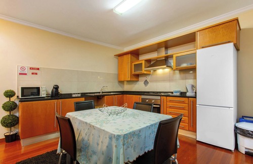 Machico House | Holiday Home 'Refugio Dourado' with Sea View, Shared Garden and Wi-Fi