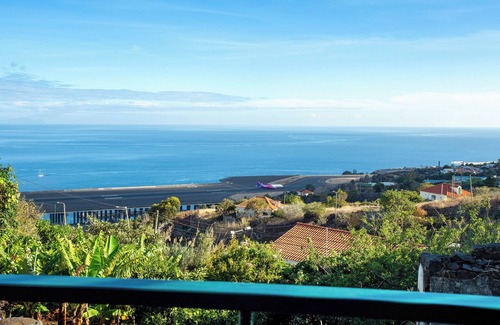 Machico House | Holiday Home 'Refugio Dourado' with Sea View, Shared Garden and Wi-Fi