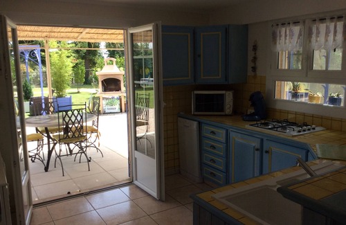 Piolenc House | Holiday Home 'Rez-de-villa Avec Piscine' with Private Pool, Private Terrace and Wi-Fi