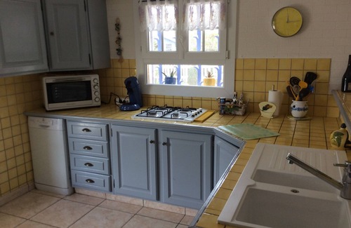 Piolenc House | Holiday Home 'Rez-de-villa Avec Piscine' with Private Pool, Private Terrace and Wi-Fi