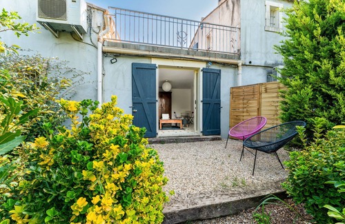 Eyragues House | Holiday Home 'Rooftop Terrace in Provence' with Private Terrace, Wi-Fi and Air Conditioning