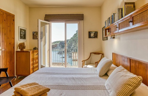 Sa Tuna House | Holiday Home "Sa Tuna Stylish waterfront" with Sea View, Garden & Wi-Fi