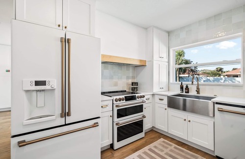 Cocoa Beach House | Holiday Home: Saltwater Pool & Spa, Steps to Sand, King Beds