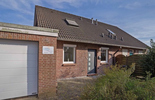Berum House | Holiday Home 'Schwalbe' with Private Terrace, Private Garden and Wi-Fi