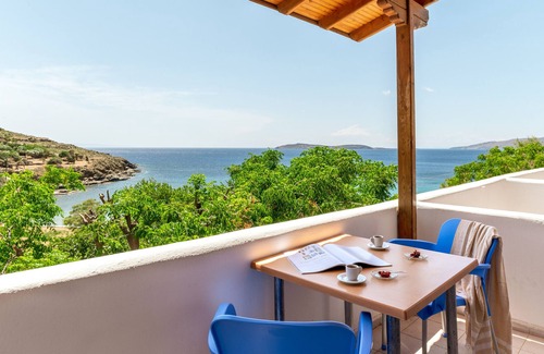 Batsi House | Holiday Home 'Seaview Mastrozanne Studio 4 Andros' with Sea View, Wi-Fi and Air Conditioning
