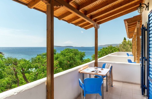 Batsi House | Holiday Home 'Seaview Mastrozanne Studio 4 Andros' with Sea View, Wi-Fi and Air Conditioning