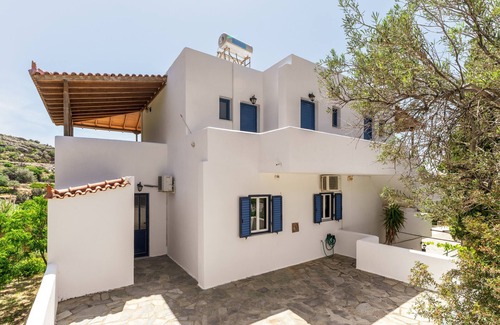 Batsi House | Holiday Home 'Seaview Mastrozanne Studio 4 Andros' with Sea View, Wi-Fi and Air Conditioning