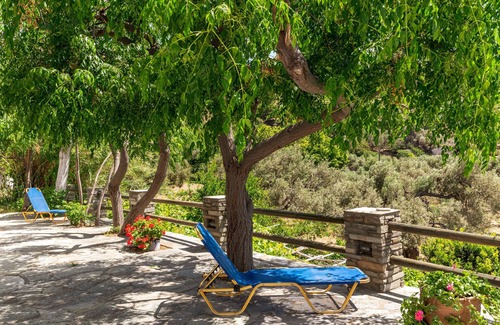 Batsi House | Holiday Home 'Seaview Mastrozanne Studio 4 Andros' with Sea View, Wi-Fi and Air Conditioning