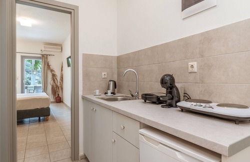 Batsi House | Holiday Home 'Seaview Mastrozane Studio 11 Andros' with Sea View, Wi-Fi and Air Conditioning