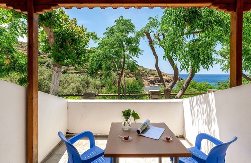 Batsi House | Holiday Home 'Seaview Mastrozane Studio 10 Andros' with Sea View, Wi-Fi and Air Conditioning