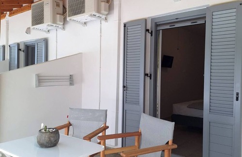 Batsi House | Holiday Home 'Seaview Mastrozanne Studio 9 Andros' with Sea View, Wi-Fi and Air Conditioning