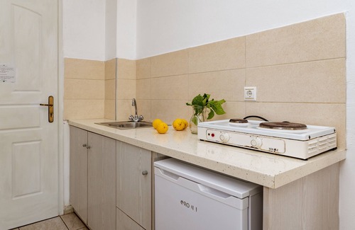 Batsi House | Holiday Home 'Seaview Mastrozanne Studio 8 Andros' with Sea View, Wi-Fi and Air Conditioning