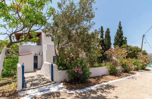 Batsi House | Holiday Home 'Seaview Mastrozanne Studio 8 Andros' with Sea View, Wi-Fi and Air Conditioning