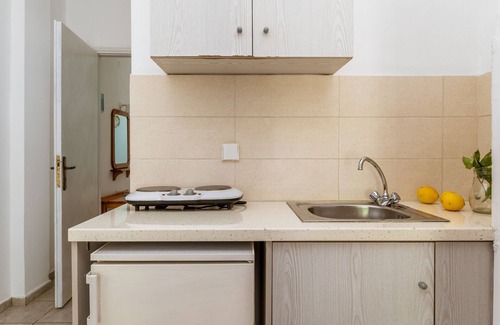 Batsi House | Holiday Home 'Seaview Mastrozanne Studio 7 Andros' with Sea View, Wi-Fi and Air Conditioning