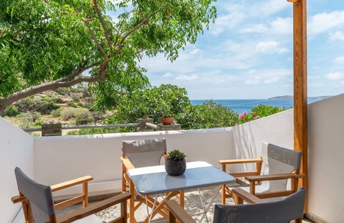 Batsi House | Holiday Home 'Seaview Mastrozanne Studio 7 Andros' with Sea View, Wi-Fi and Air Conditioning