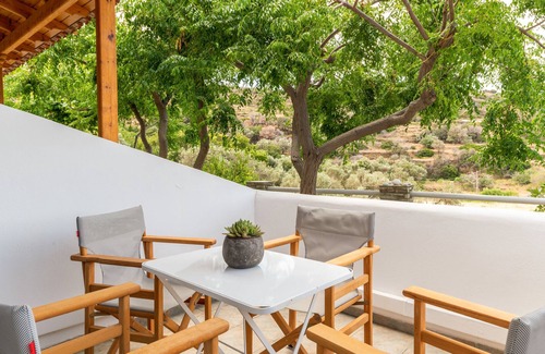 Batsi House | Holiday Home 'Seaview Mastrozanne Studio 7 Andros' with Sea View, Wi-Fi and Air Conditioning