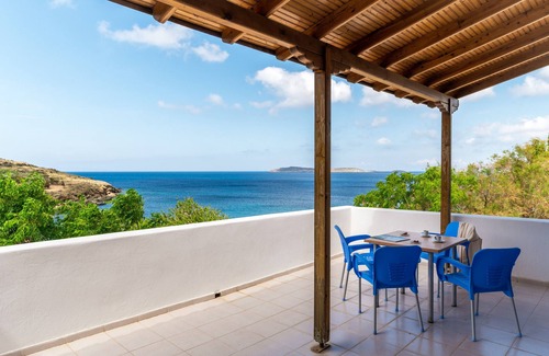 Batsi House | Holiday Home 'Seaview Mastrozanne Studio 5 Andros' with Sea View, Wi-Fi and Air Conditioning