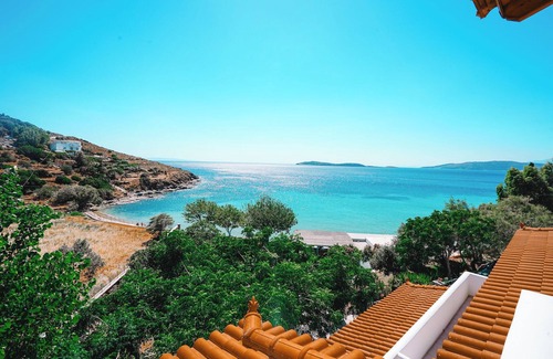 Batsi House | Holiday Home 'Seaview Mastrozane Studio 3 Andros' with Sea View, Wi-Fi and Air Conditioning