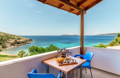 Batsi House | Holiday Home 'Seaview Mastrozane Studio 3 Andros' with Sea View, Wi-Fi and Air Conditioning