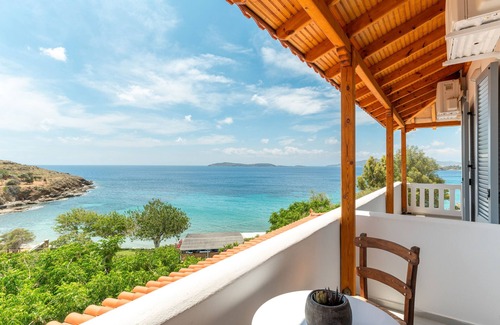 Batsi House | Holiday Home 'Seaview Mastrozanne Studio 2 Andros' with Sea View, Wi-Fi and Air Conditioning