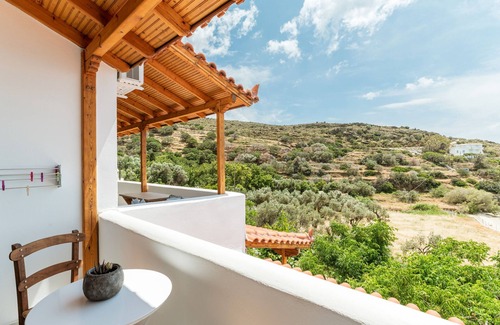 Batsi House | Holiday Home 'Seaview Mastrozanne Studio 2 Andros' with Sea View, Wi-Fi and Air Conditioning
